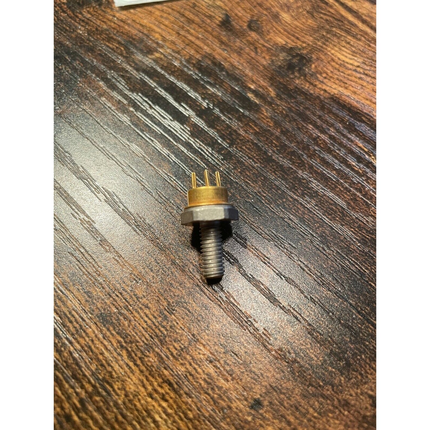 2N3733 TRANSISTOR 3-pin, RF NPN amplifier, 28v, 130-400 MHz, Microsemi side view