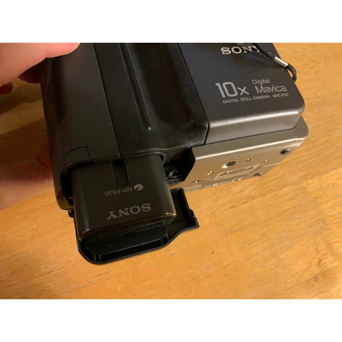Sony Vintage Mavica MVC-FD7 3.5" floppy disk digital camera - Camera Only battery