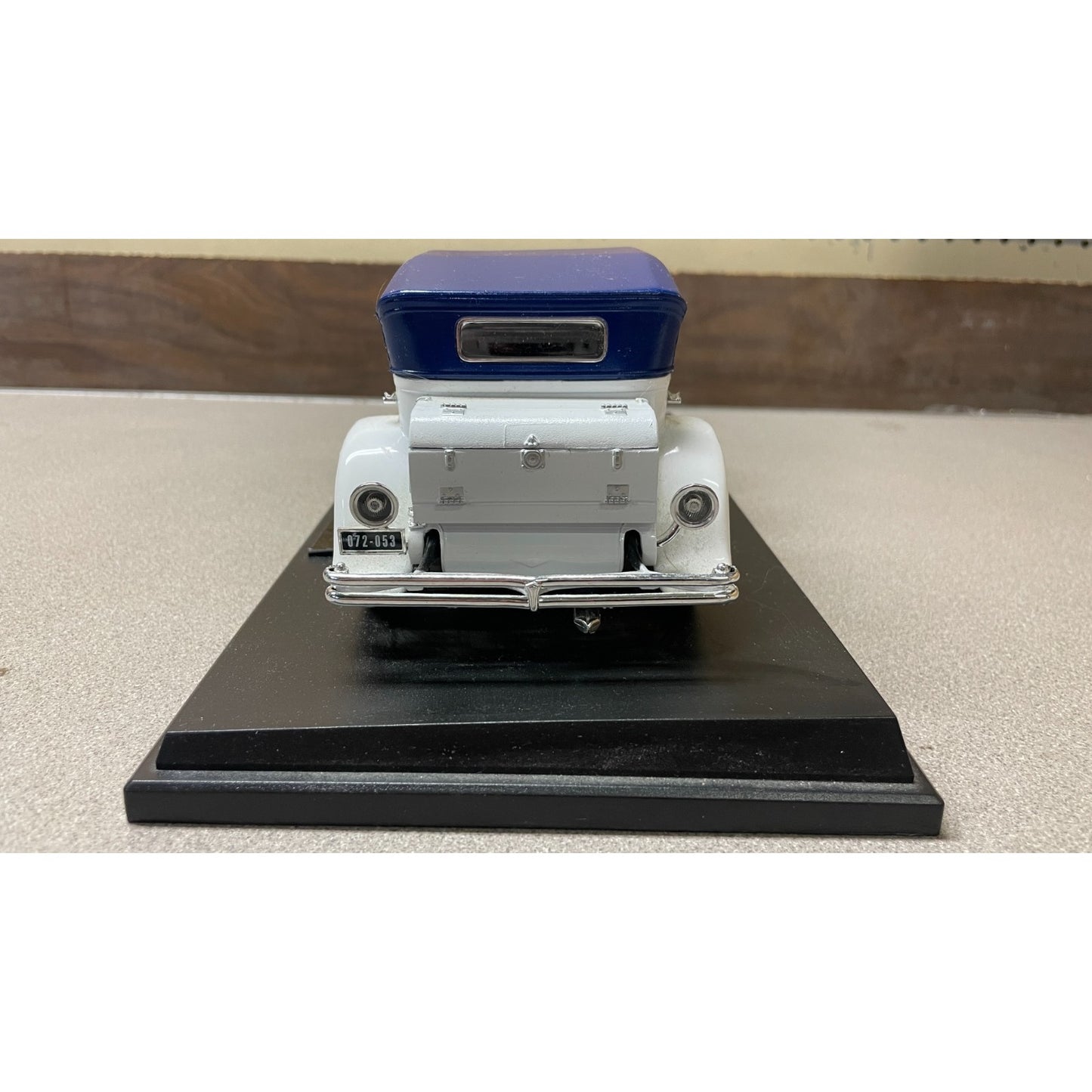 Road Signature Duesenberg II SJ 1:18 Scale Diecast Model - White & Blue back end view