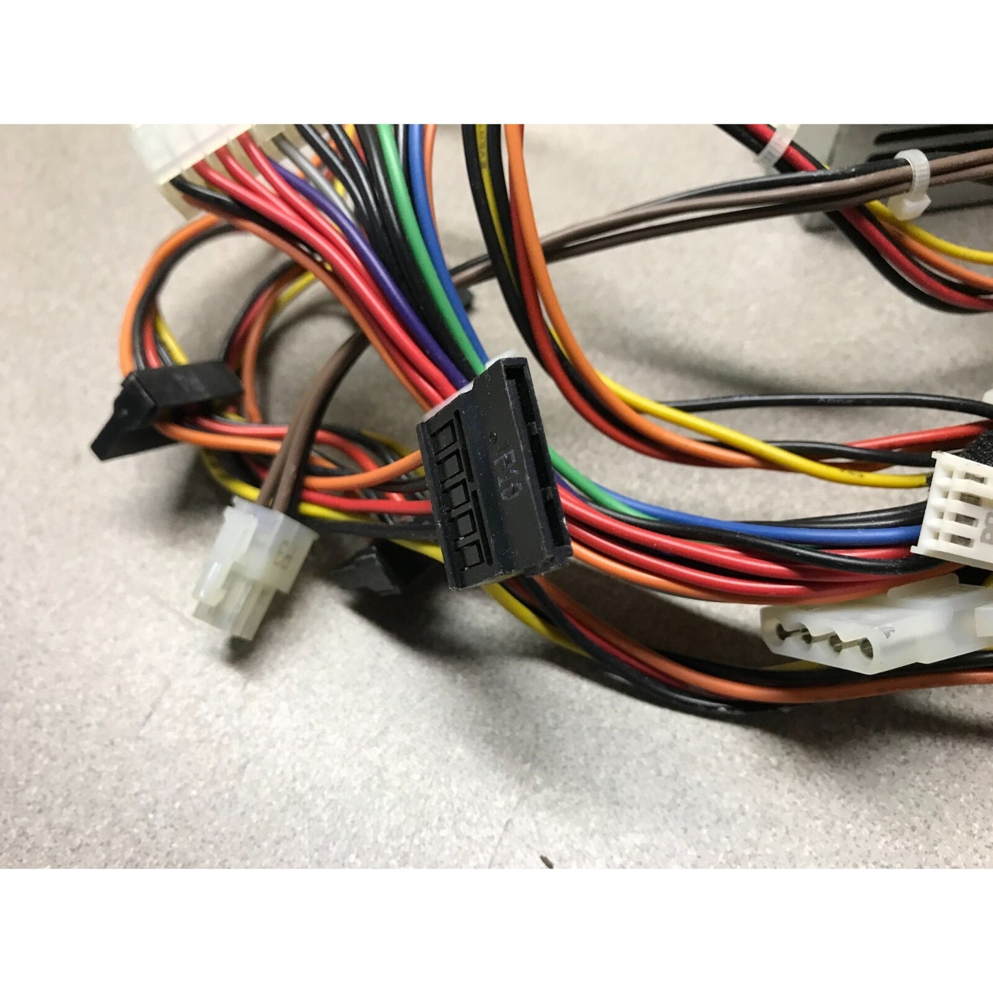 HP 437358-001 - 365W Power Supply For HP DC7700 DC7600 DC7900 ML110 G5 connectors closeup