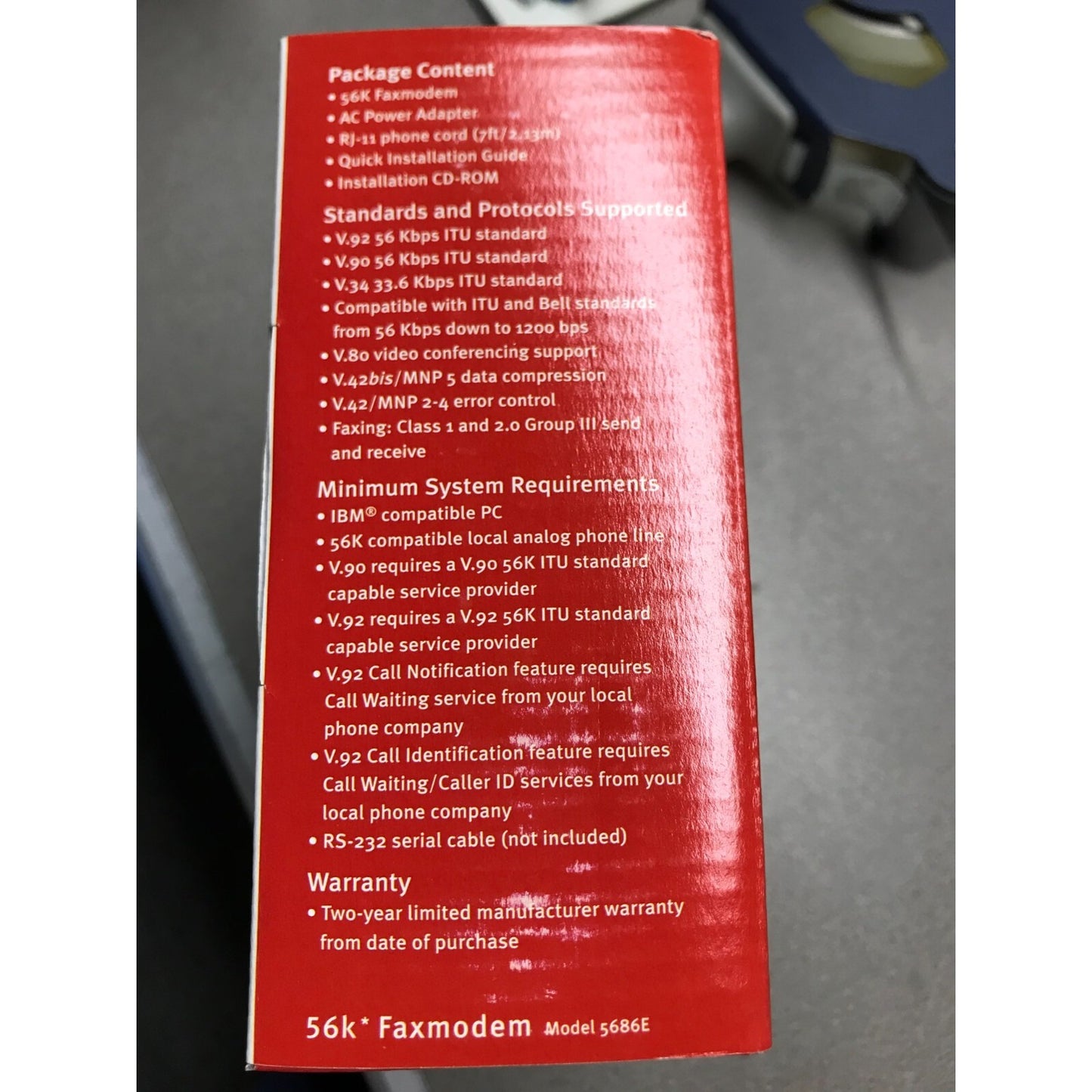 USRobotics 56k Faxmodem Model 5686E side of box listing of package contents and minimum system requirements