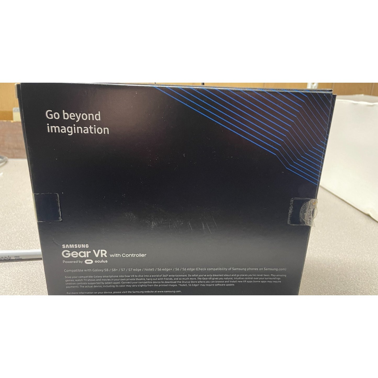 Samsung Gear VR with Controller Powered by Occulus back of box with item details