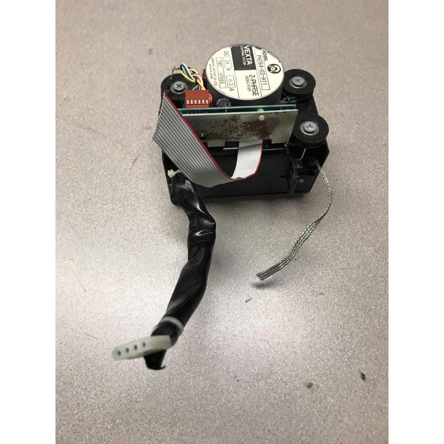 Vexta Stepping Motor 2-phase 18 deg/step DC 24V 0.2A - Oriental Motor Co. Model PH264-03-A11 top and side view with connectors