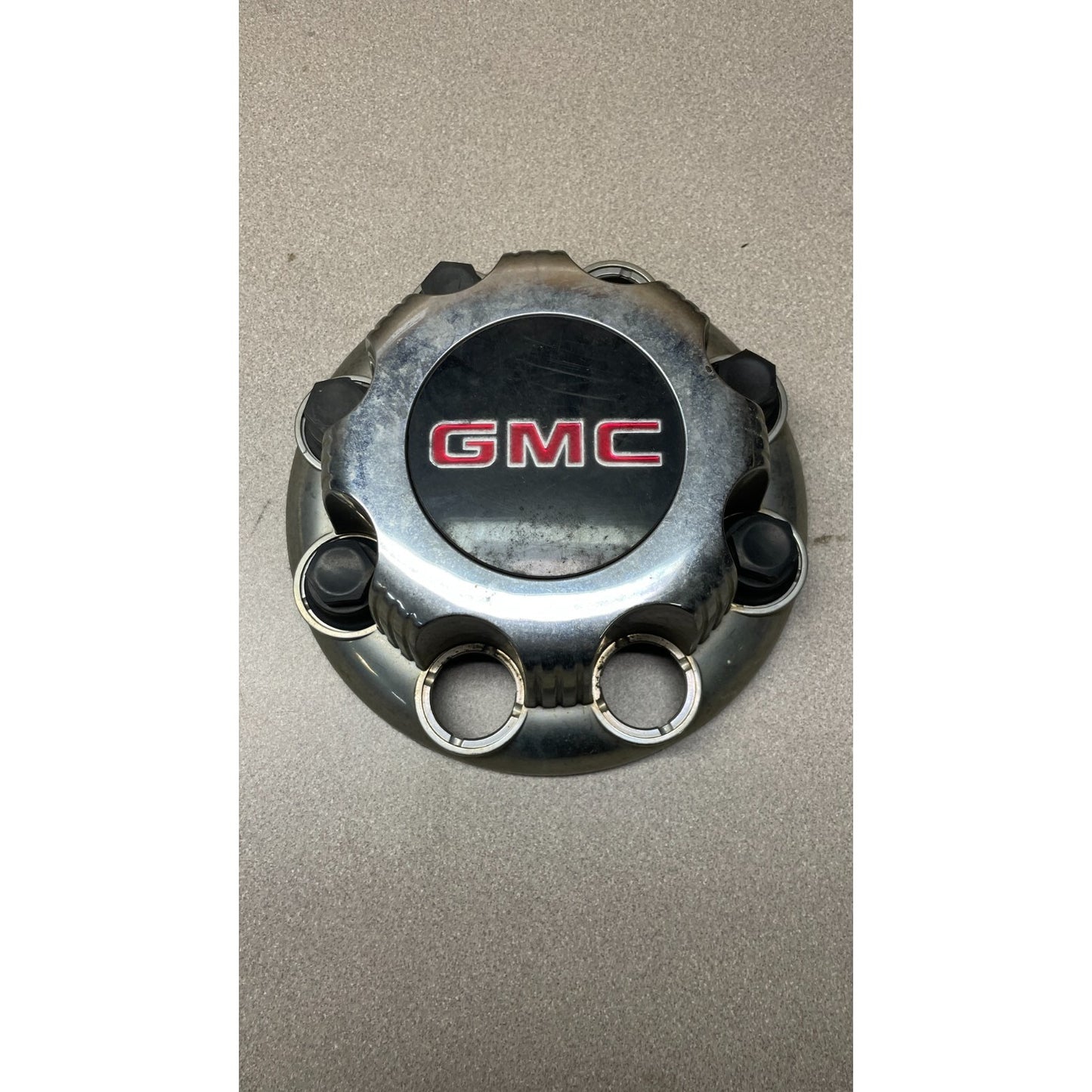 GMC Hubcap with 5 Lugnut Caps