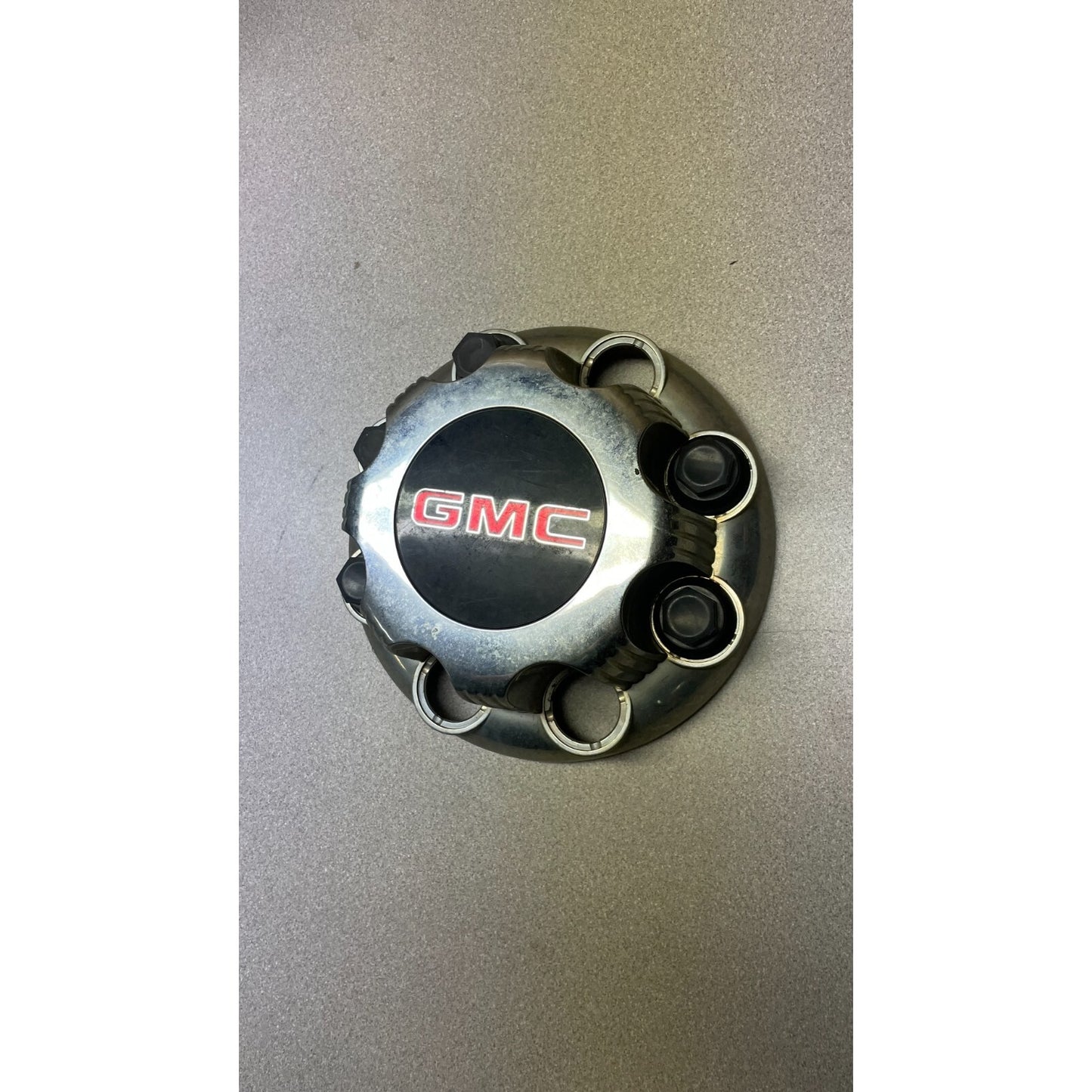 GMC Hubcap with 5 Lugnut Caps