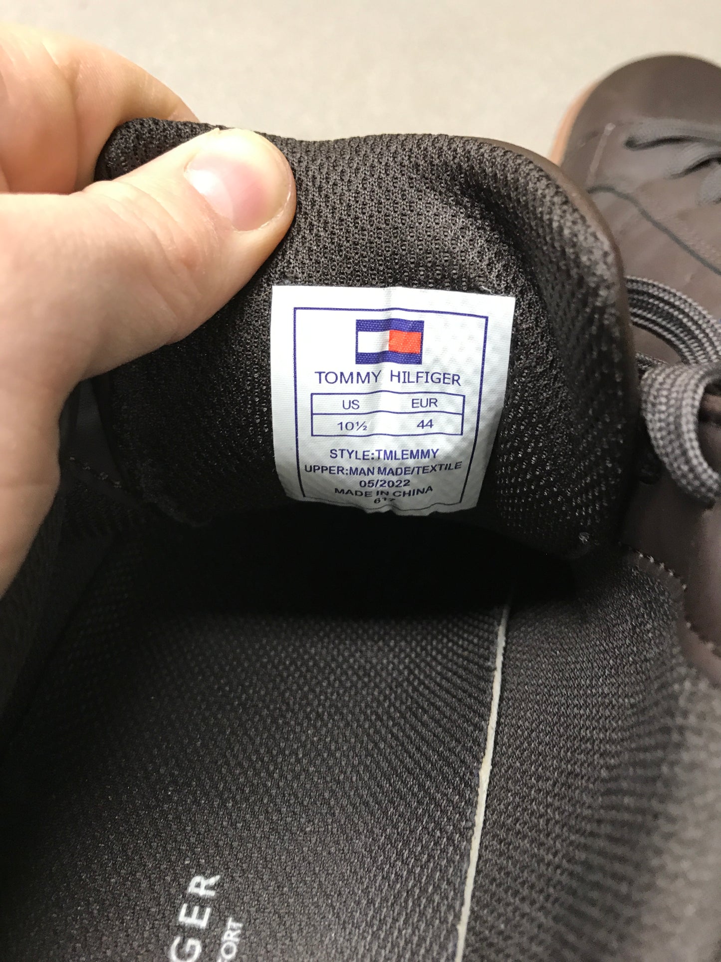 Tommy Hilfiger 2022 Low Cut Athletic Shoe Brown Size 10.5 label