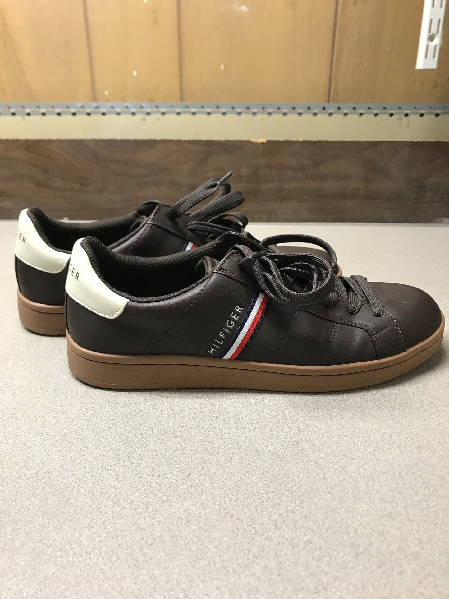 Tommy Hilfiger 2022 Low Cut Athletic Shoe Brown Size 10.5 side view