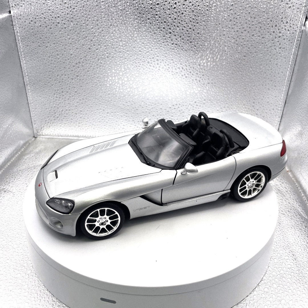 Maisto 2003 Dodge Viper SRT-10 Silver Die Cast, Scale: 1/18 front end/drivers side view