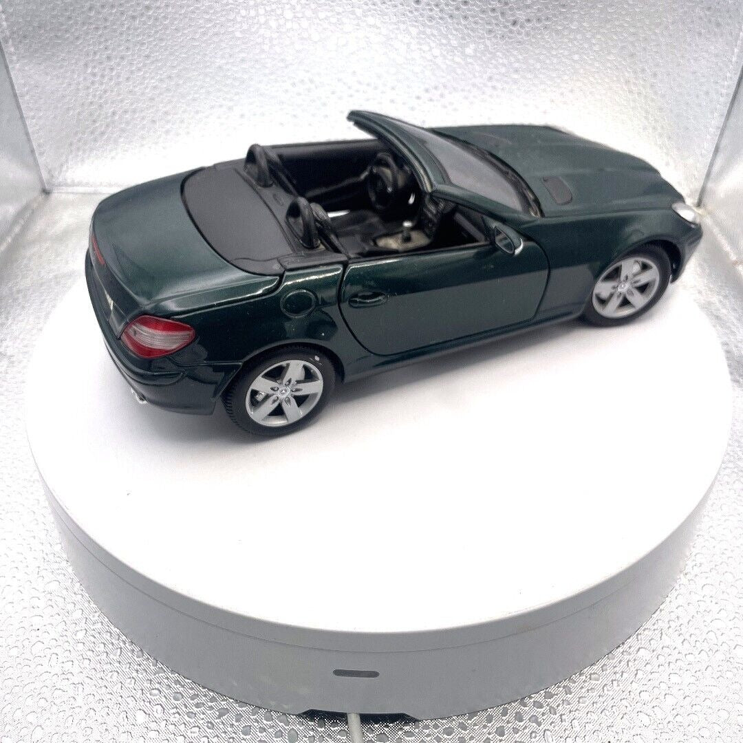 Maisto Mercedes-Benz SLK Green Die Cast, 1/18 Scale passenger side view
