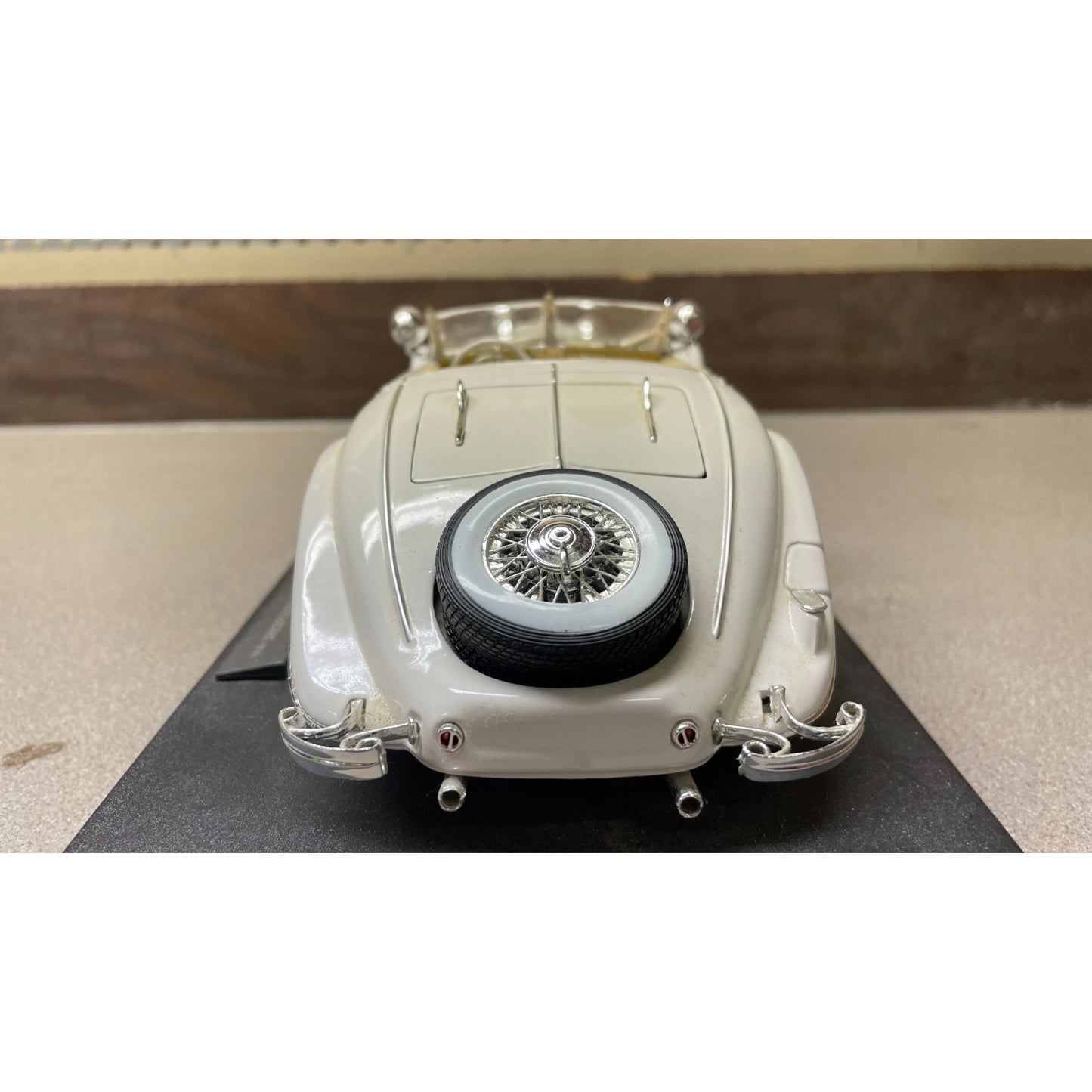 Maisto White 1936 Mercedes-Benz 500 K Typ Specialroadster 1:18 Scale Diecast Model back end view