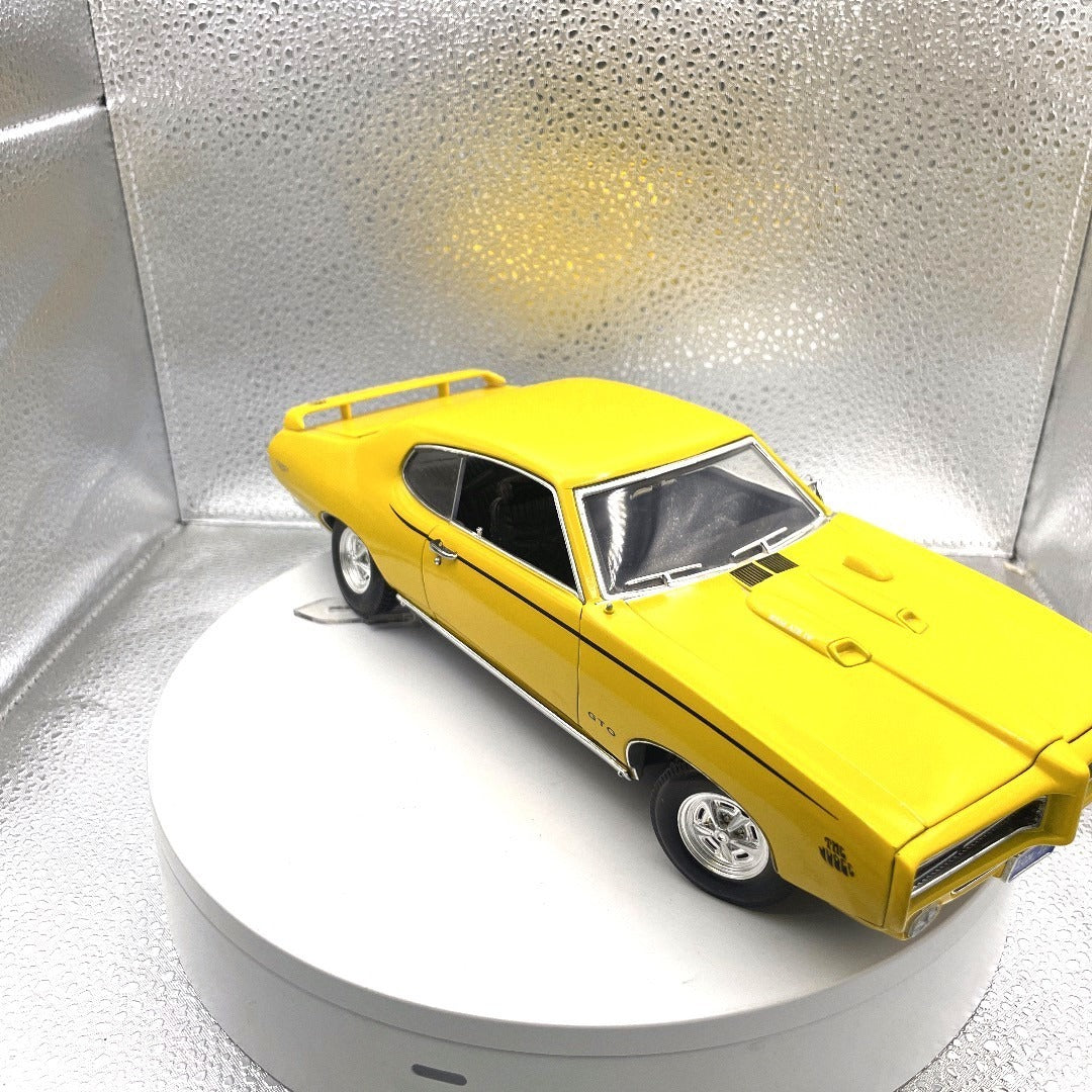 Motor Max 1969 Pontiac GTO "Judge" Yellow Die Cast, Scale: 1/18, 73133 passenger side/front end view