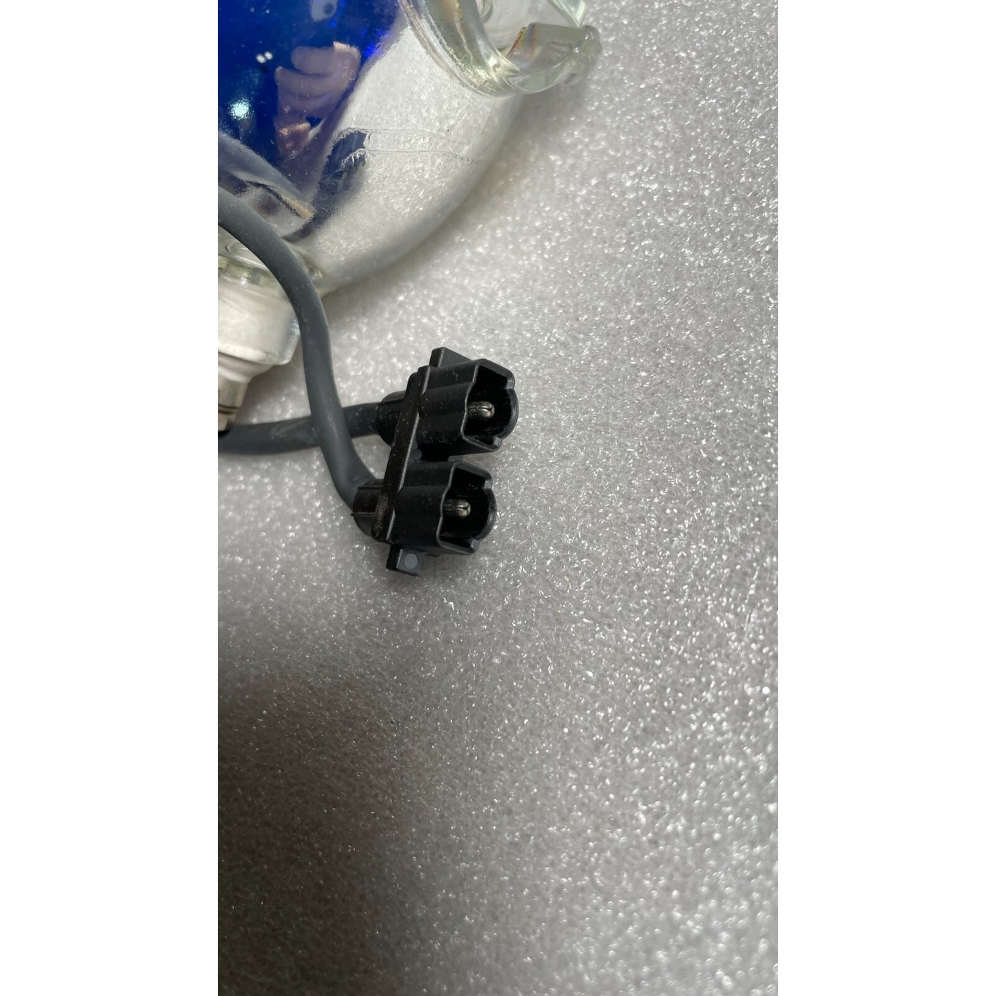 Top Osram P-VIP 132-150/1.0 ASP closeup of connector
