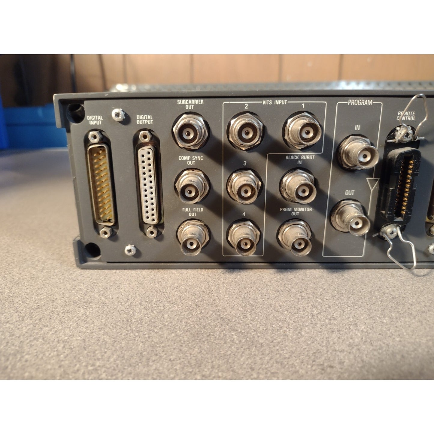 Tektronix 1900 MOD 10 back panel closeup connecotions