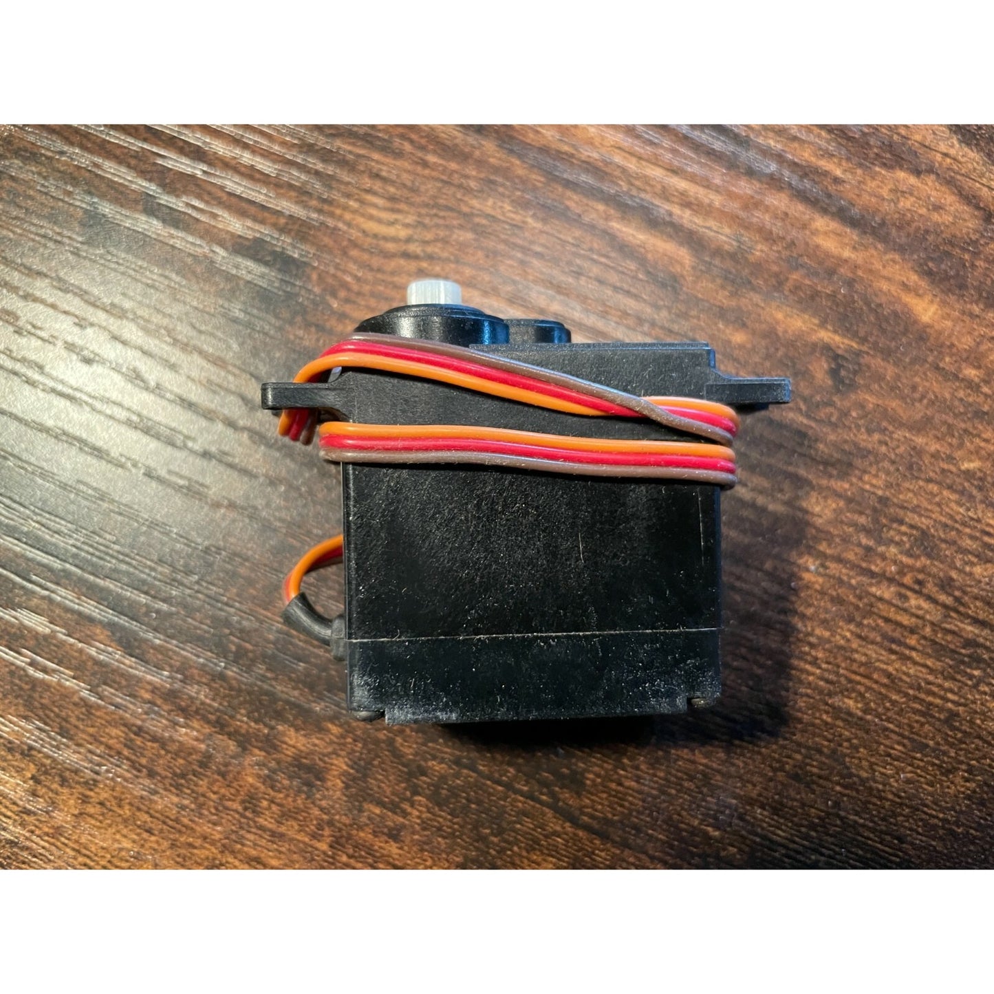 MA-Com 4850-4013-00 side view with wires wrapped around the unit