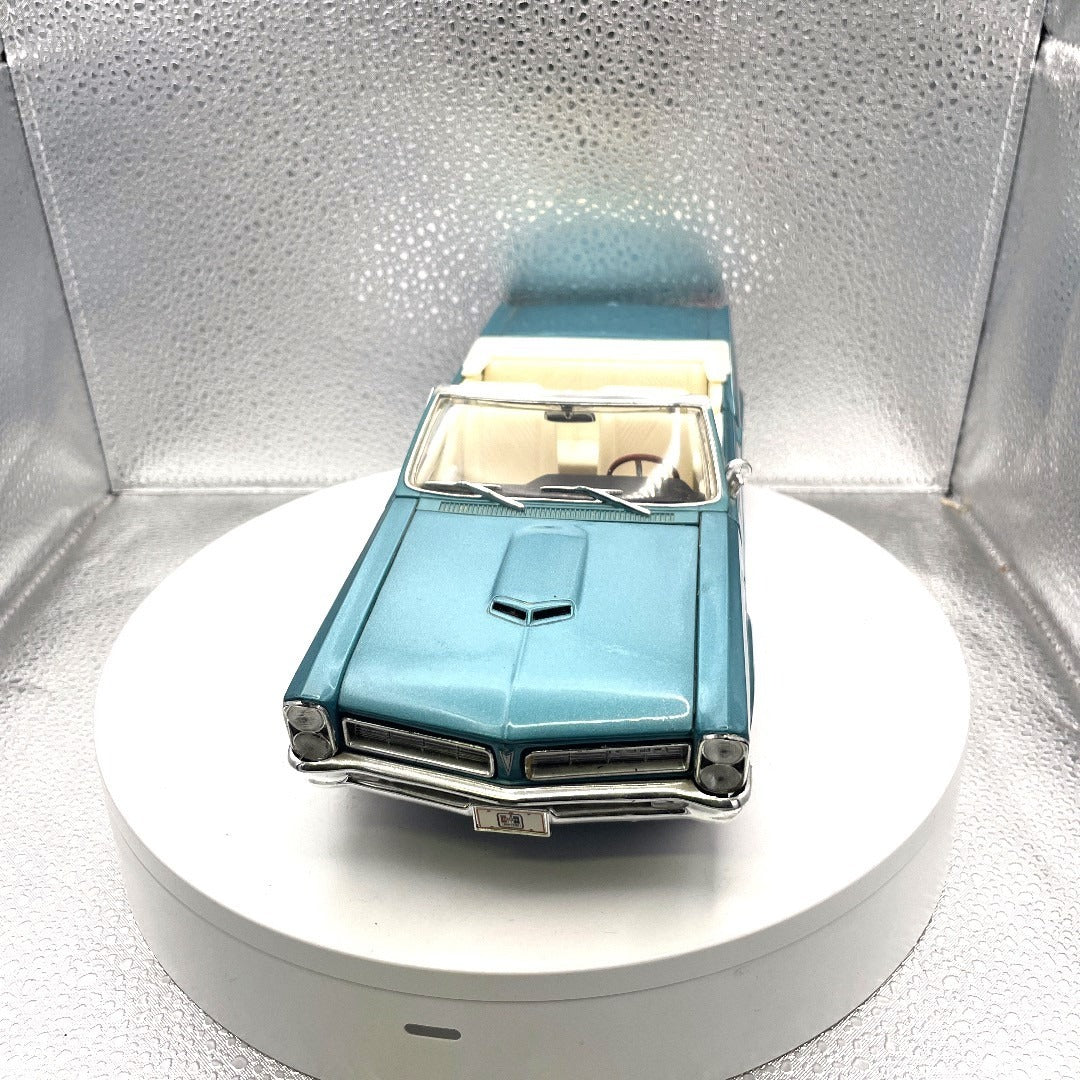 Maisto 1965 Pontiac GTO Convertible Light Blue Die Cast, Scale: 1/18, Special Edition front end view