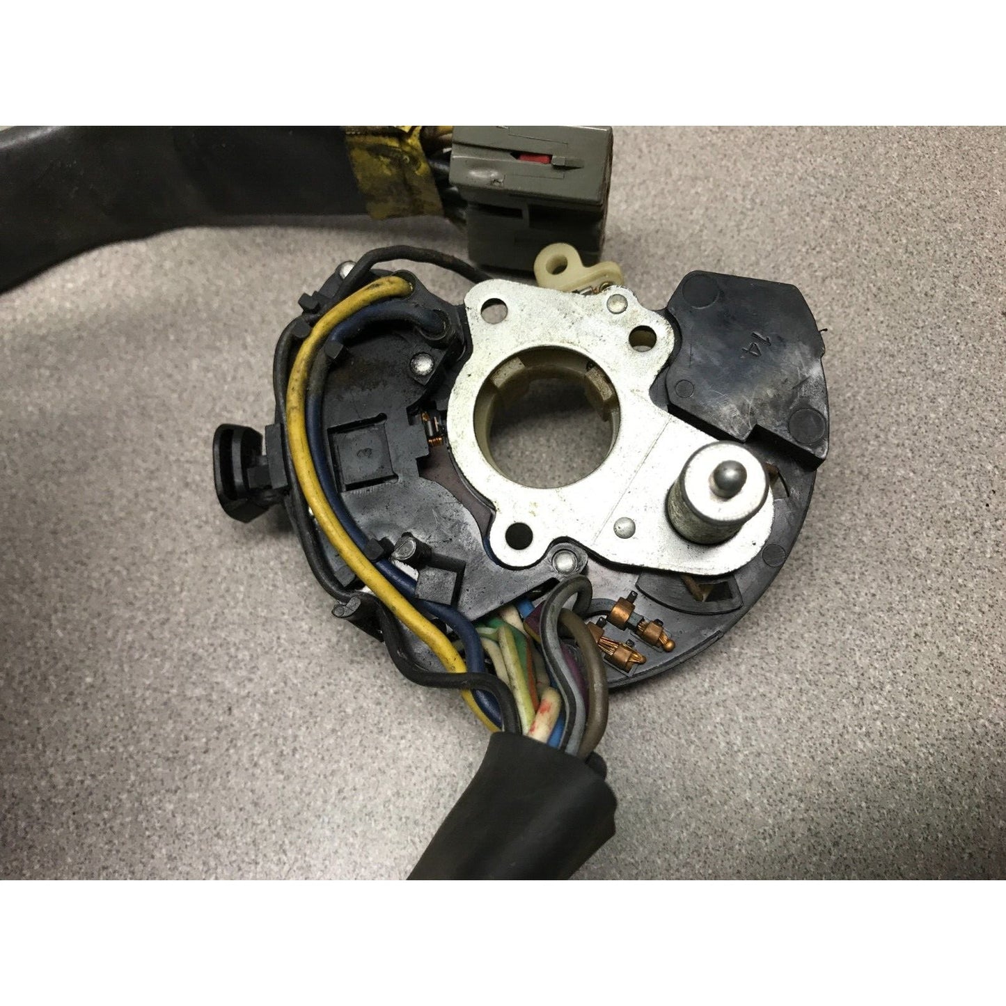 Ford D7VC 13B302-AA SXF BP Steering Column Turn Signal Switch and Wiring close up of mounting plate