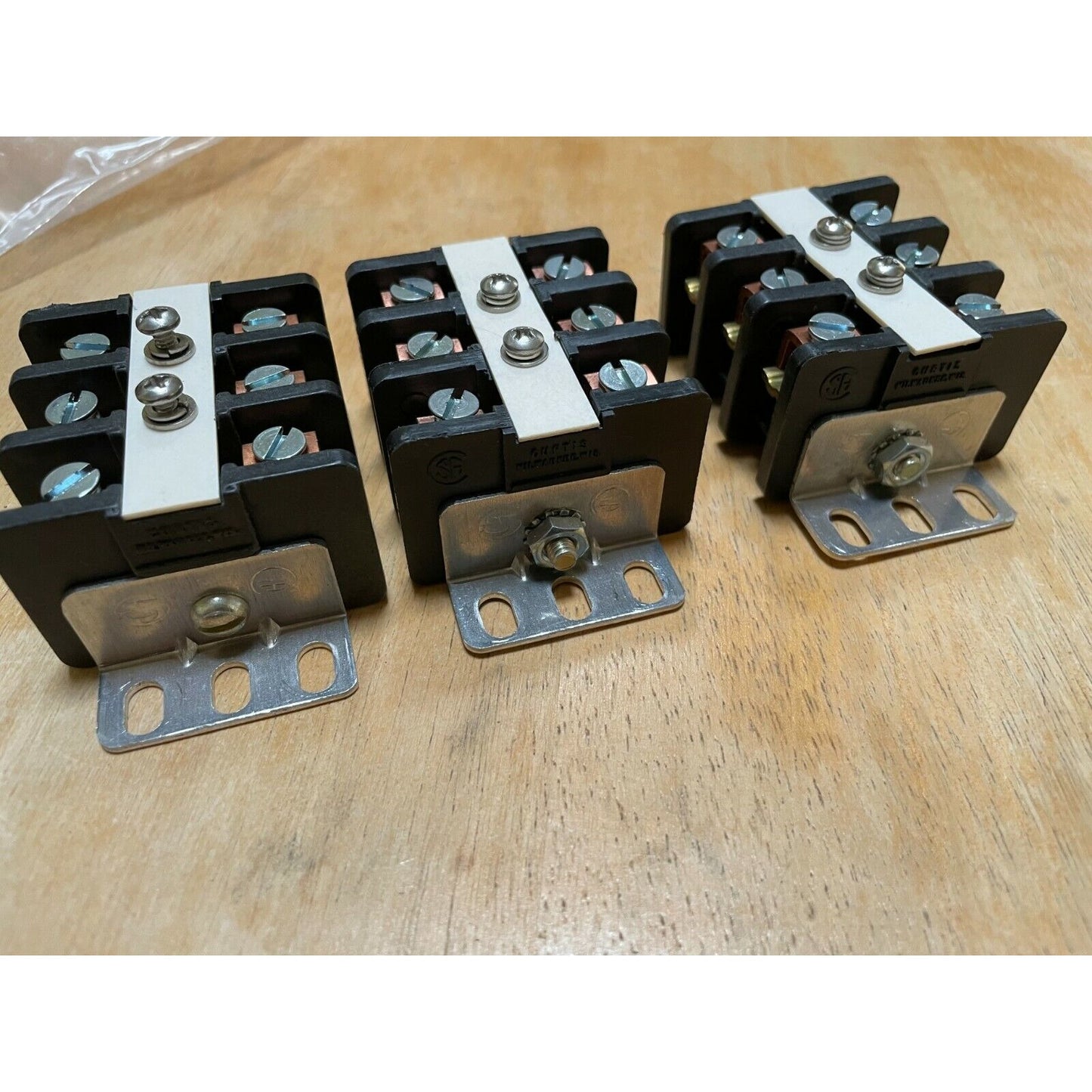 Curtis 3 point Terminal Block, side view