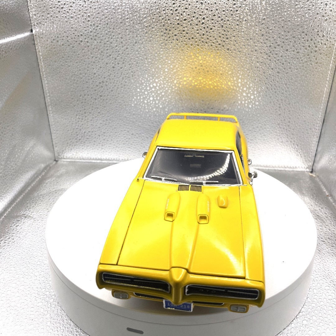 Motor Max 1969 Pontiac GTO "Judge" Yellow Die Cast, Scale: 1/18, 73133 front end view