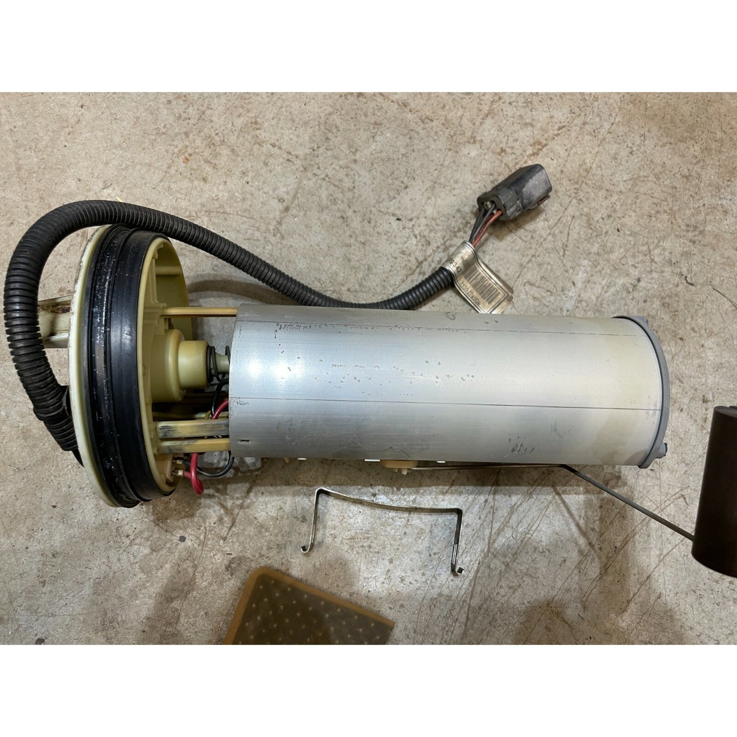 97-01 Jeep Cherokee Fuel Assembly - Missing Fuel Pressure Regulator side view