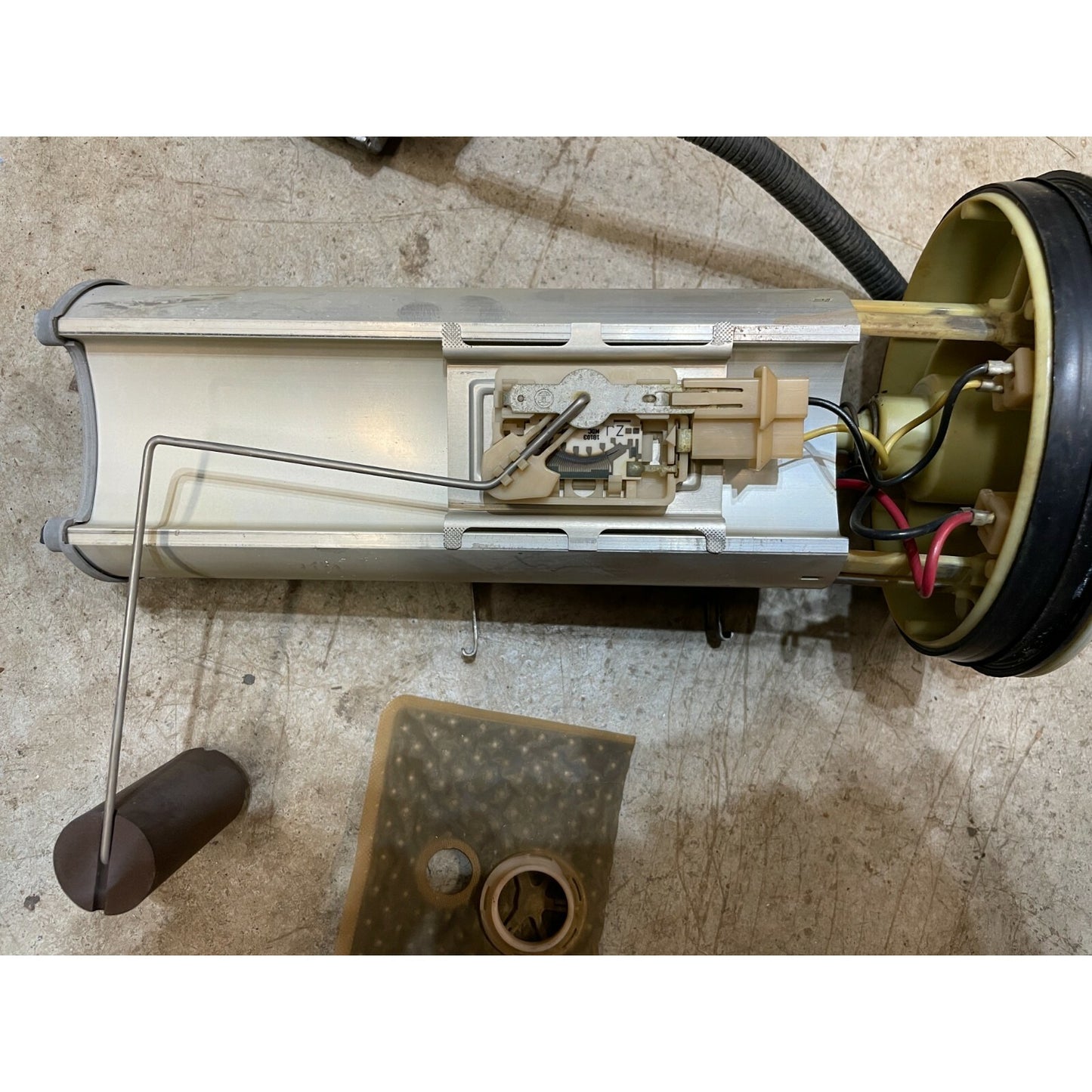 97-01 Jeep Cherokee Fuel Assembly - Missing Fuel Pressure Regulator side view of mechanism