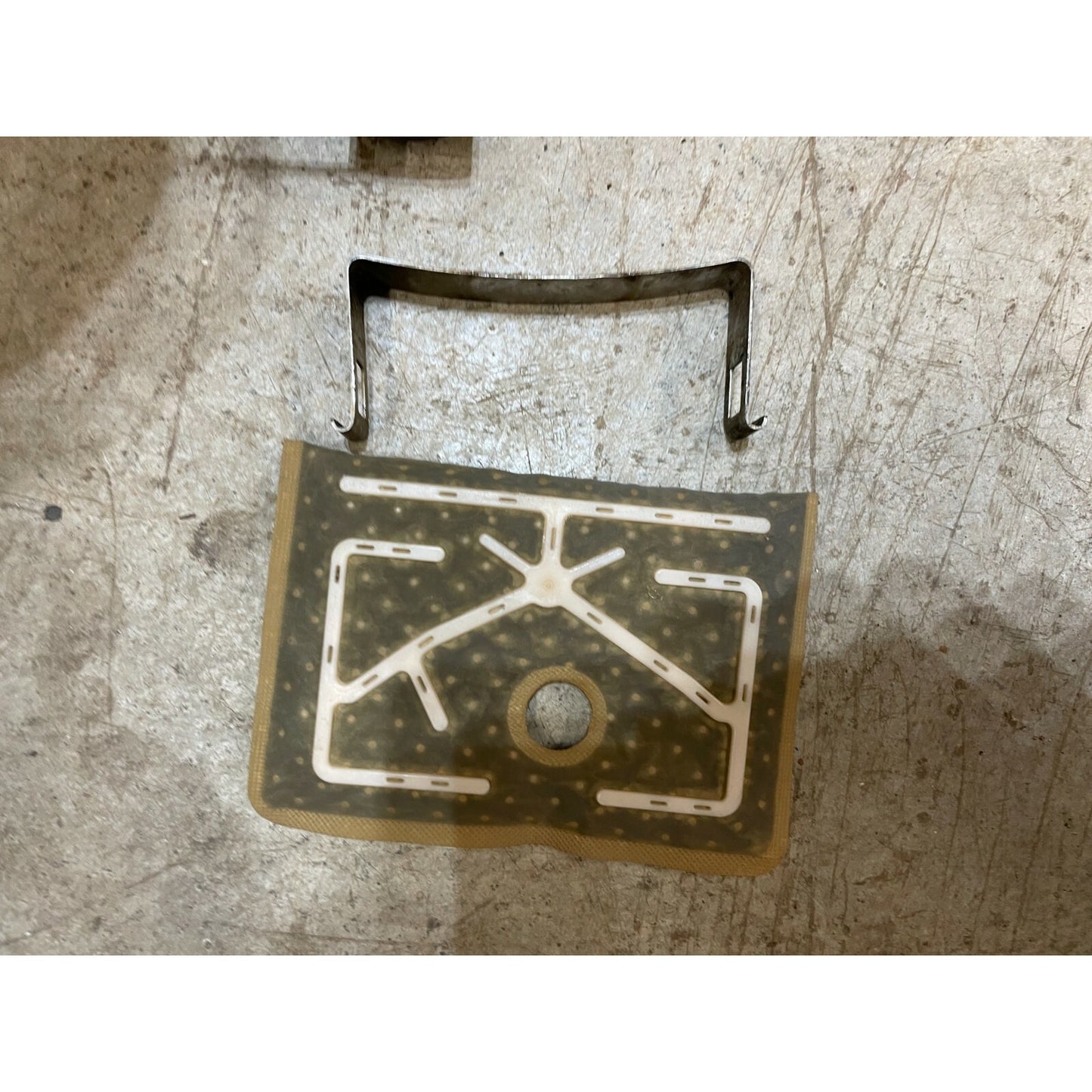 97-01 Jeep Cherokee Fuel Assembly - Missing Fuel Pressure Regulator bracket