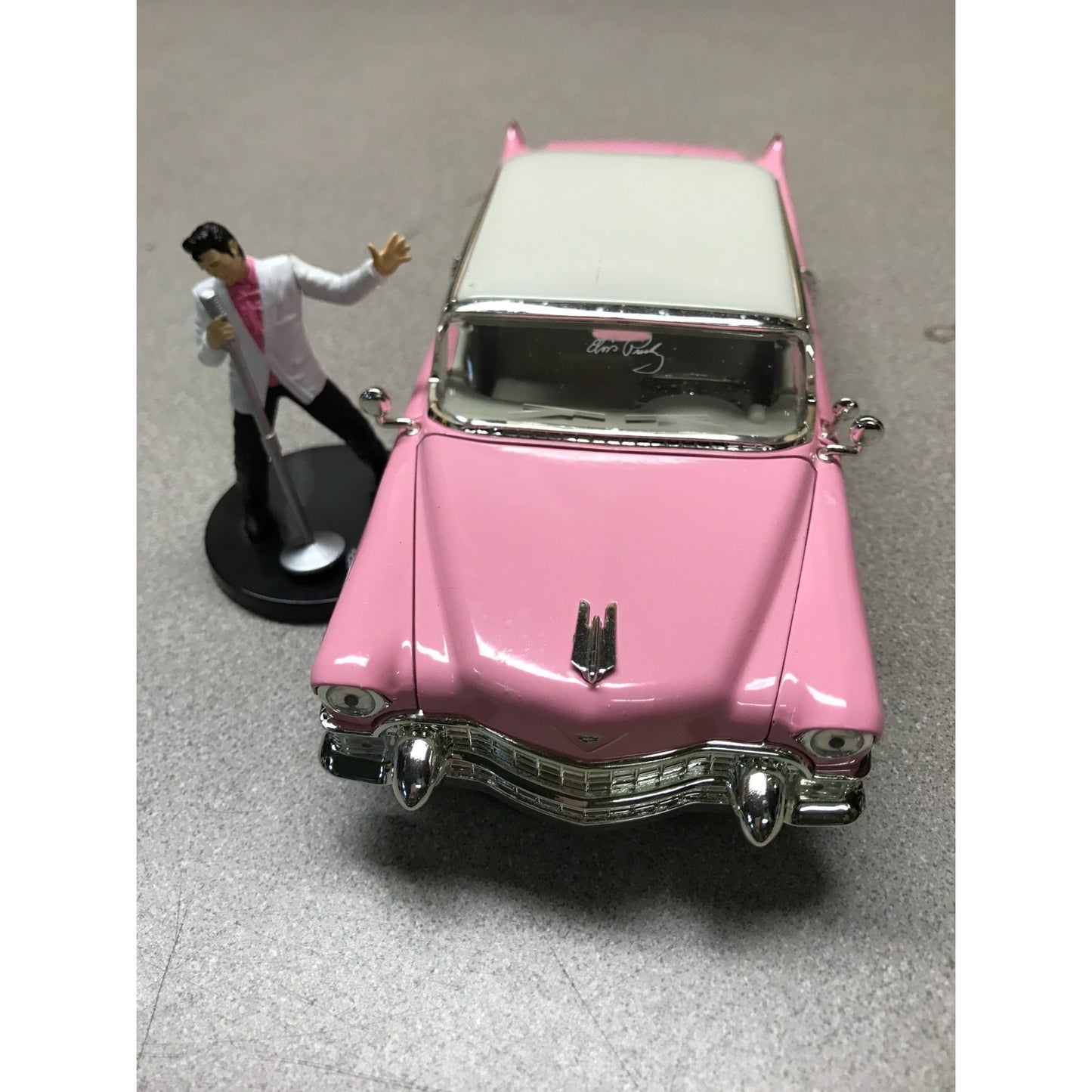 1955 Cadillac Fleetwood Elvis Presley Pink with Elvis Figurine - Jada Die Cast 1:24 Scale front end view with Elvis figurine