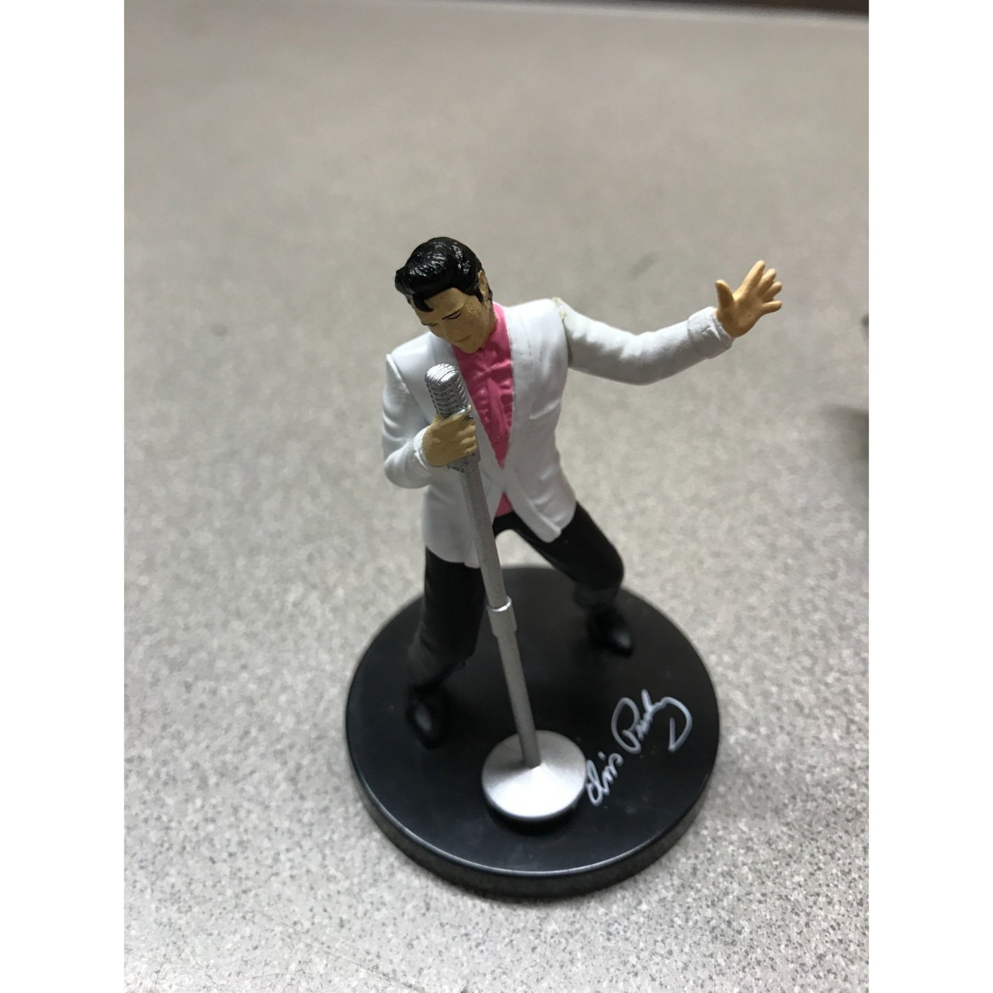 1955 Cadillac Fleetwood Elvis Presley Pink with Elvis Figurine - Jada Die Cast 1:24 Scale closeup of Elvis figurine