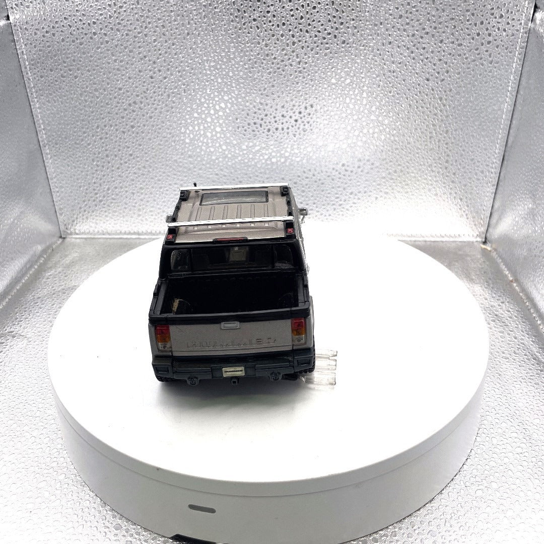 Maisto Hummer H2 Silver Die Cast, Scale: 1/27 back end view
