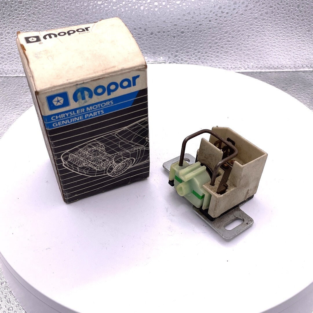 Mopar CH-805, 3579240 Vac Control top/side view of unit with box