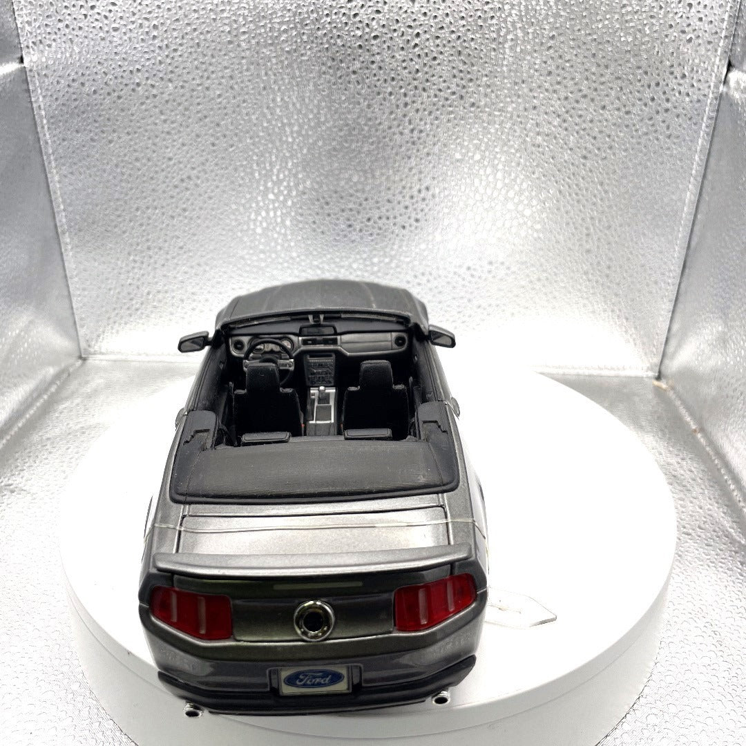 Maisto 2010 Ford Mustang GT Grey Die Cast, Scale: 1/18, No. 11633 back end/trunk view