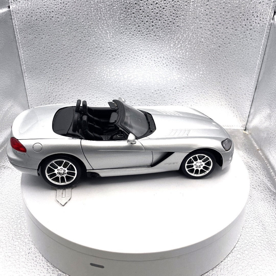 Maisto 2003 Dodge Viper SRT-10 Silver Die Cast, Scale: 1/18 passenger side view