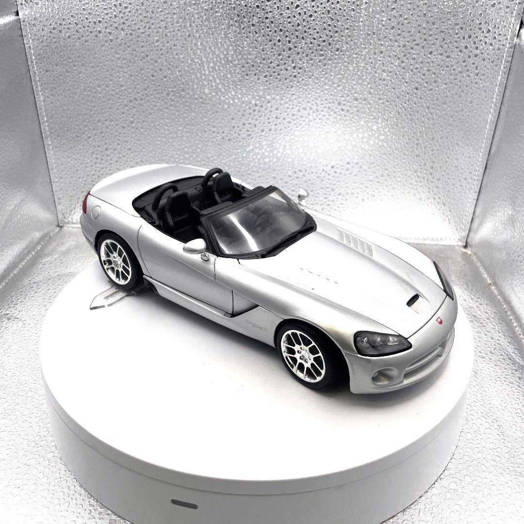 Maisto 2003 Dodge Viper SRT-10 Silver Die Cast, Scale: 1/18 passenger side/front end view