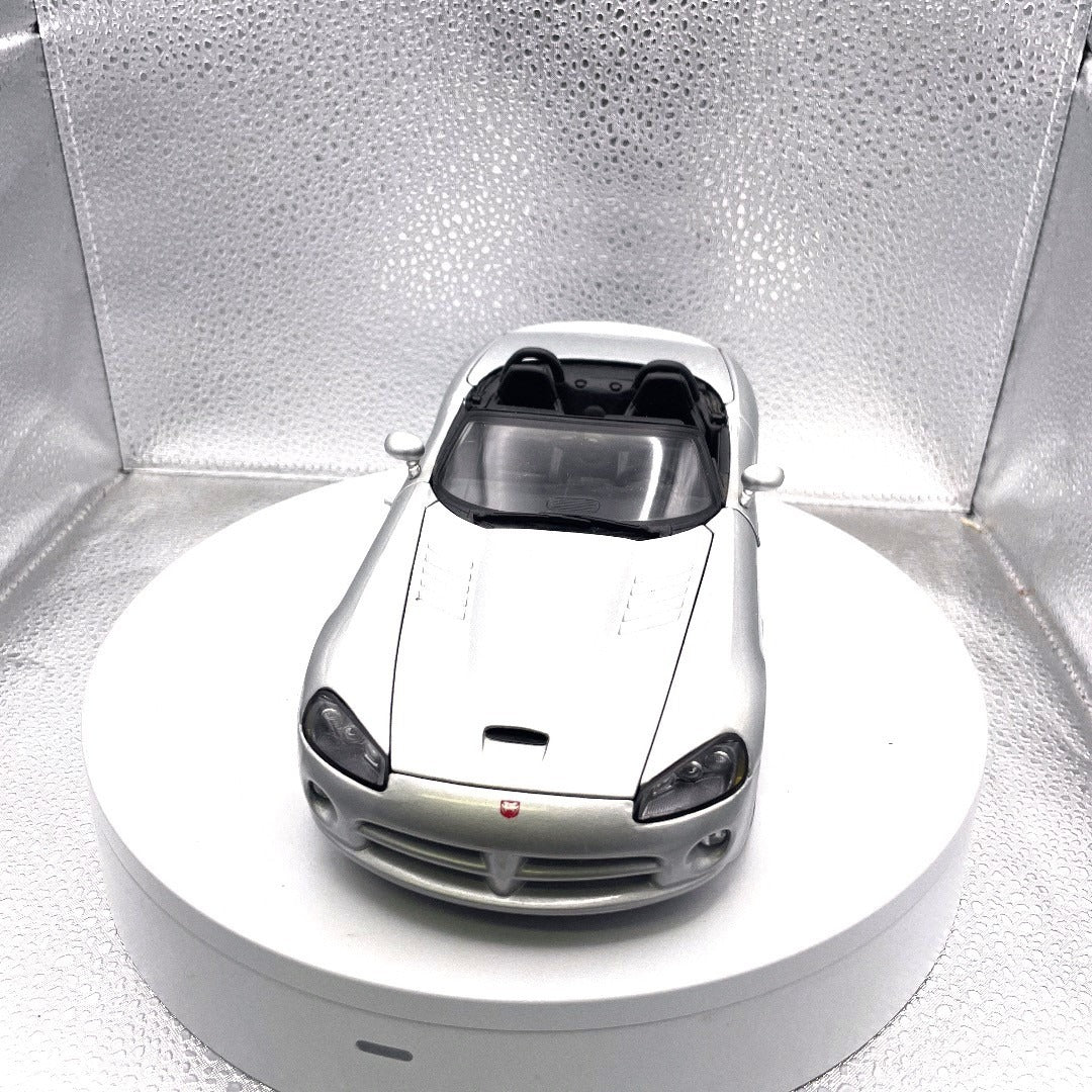 Maisto 2003 Dodge Viper SRT-10 Silver Die Cast, Scale: 1/18 front end view