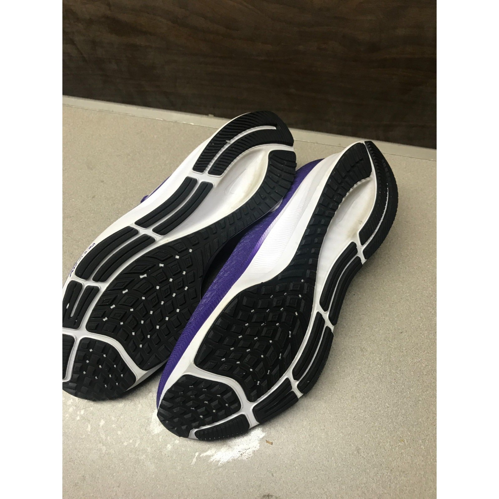 Nike Zoom Pegasus 37 Purple US Women 9, Lightly Used view of soles of shoe shows almost no wear