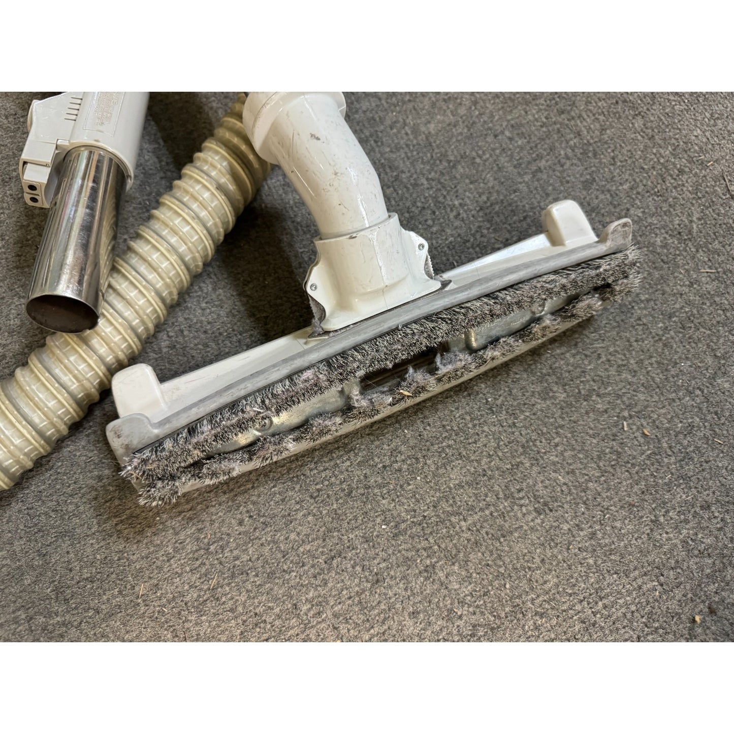 Electrolux LE Ambassador 2000 Vacuum closeup of floor brush
