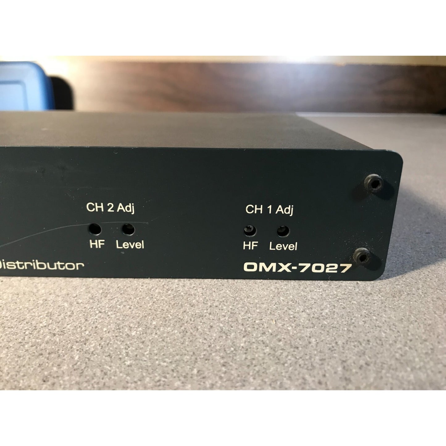 Ocean Matrix 1:8 Video Distributor OMX-7027 closeup of indicator LEDs