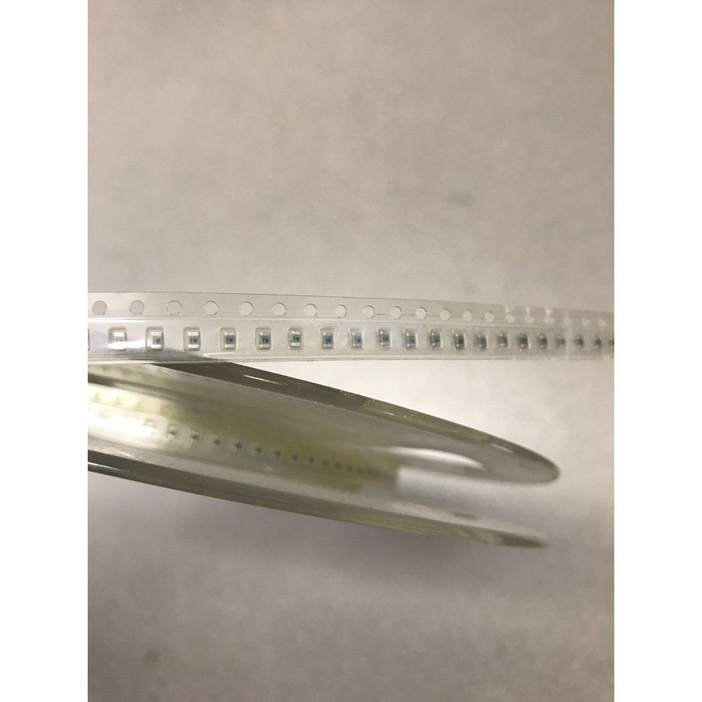 Murata SMD Chip Resistor Stripe GRM40 COG 100C 100 M6305-545 PT97 closeup of resistor stripe