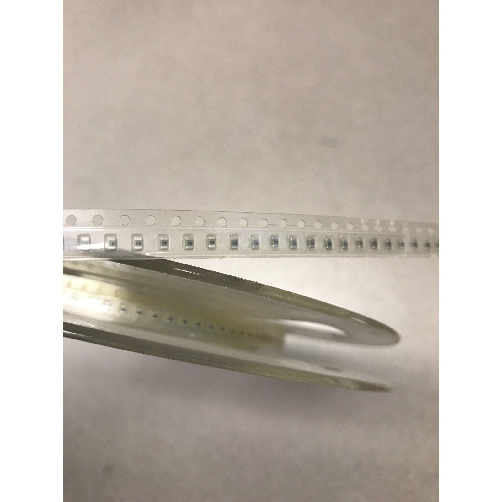 Murata SMD Chip Resistor Stripe GRM40 COG 100C 100 M6305-545 PT97 closeup of resistor stripe