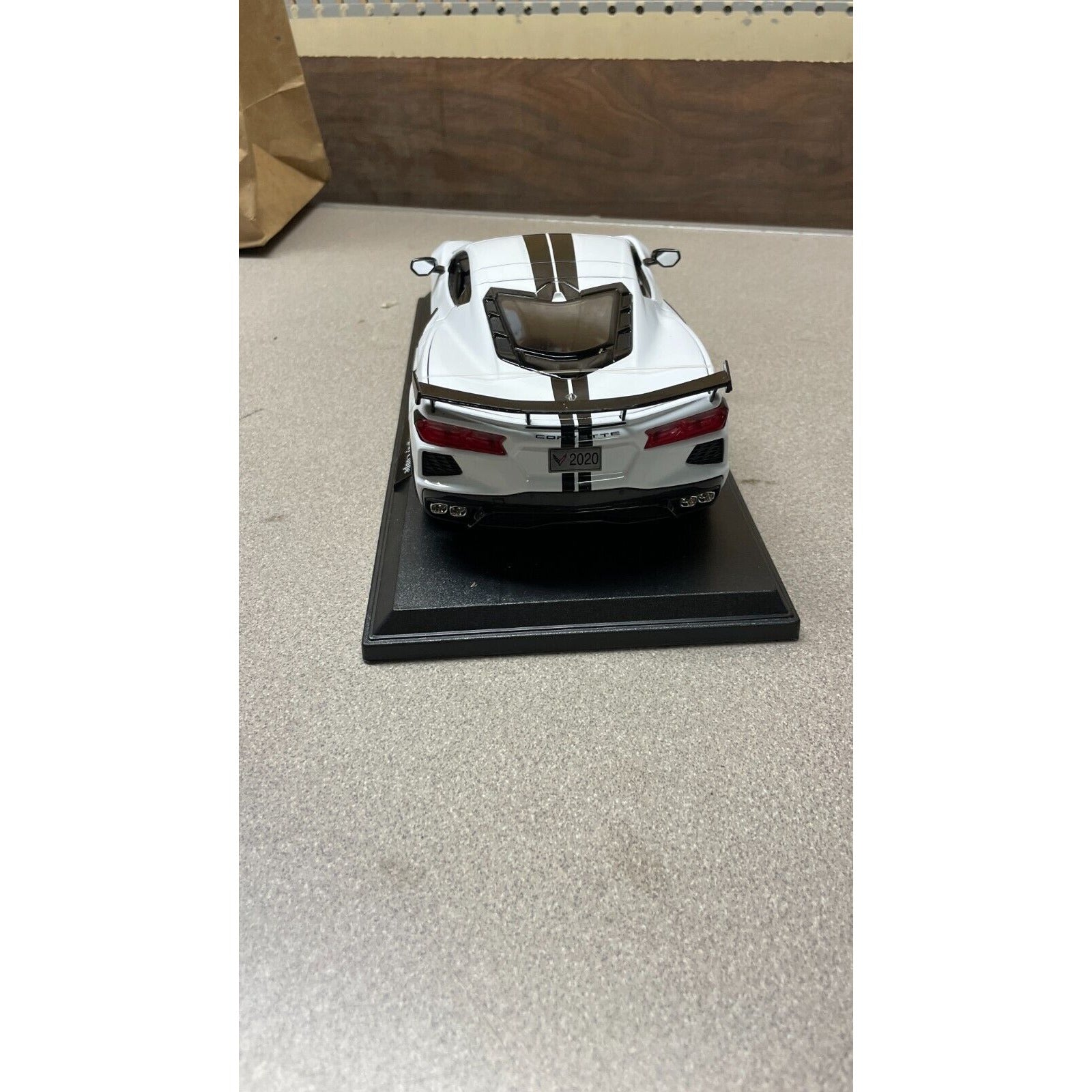 Maisto 2020 Chevrolet Corvette Stingray Coupe White Die Cast, Scale: 1/18 rear view