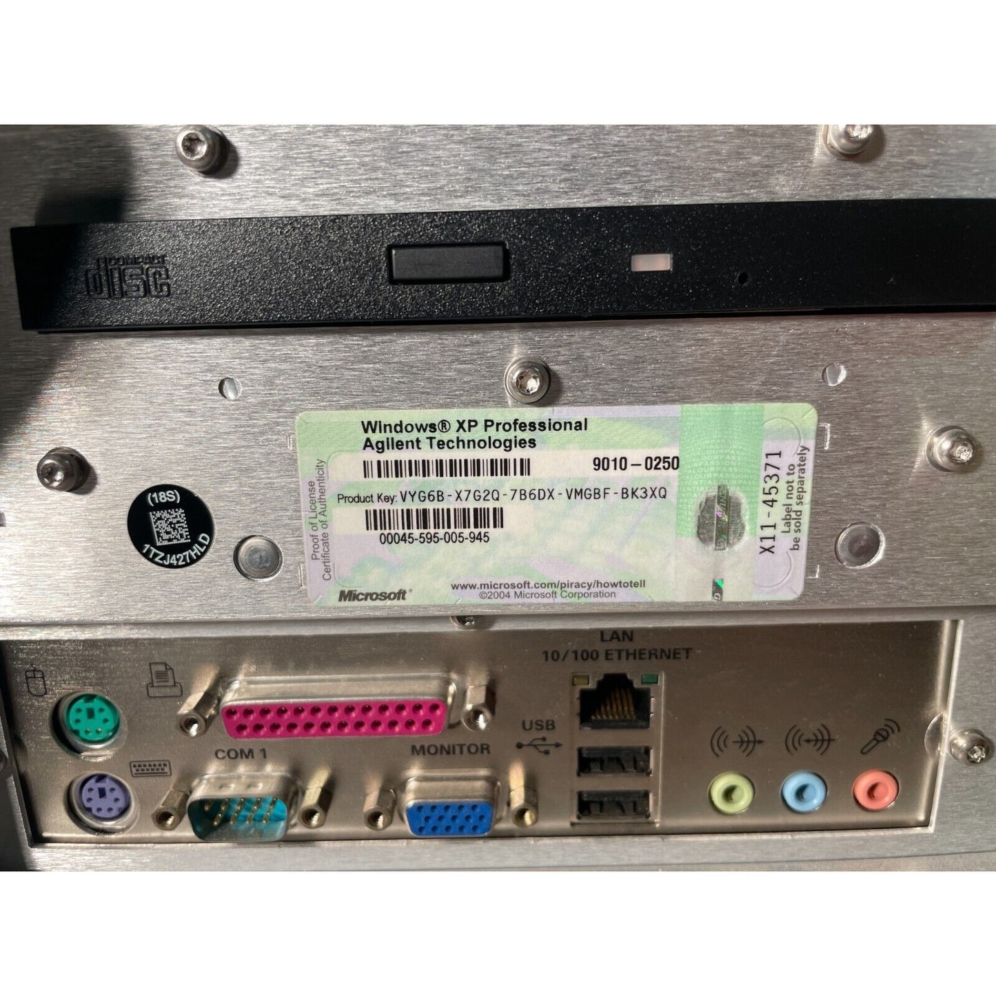 HP/Agilent 1682A Standalone Logic Analyzer Windows license label and connections closeup