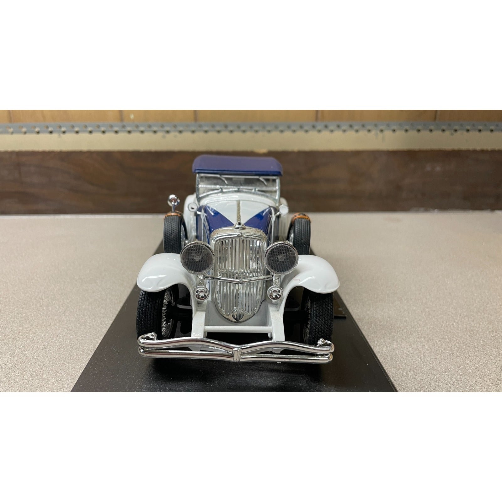 Road Signature Duesenberg II SJ 1:18 Scale Diecast Model - White &amp; Blue front end view