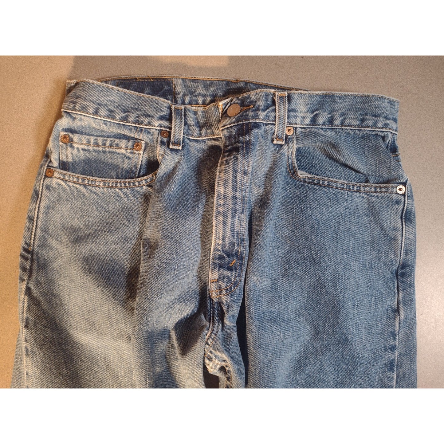 Levi's Strauss & Co Regular Fit Straight Leg W34 L32 top of front closeup, waist, pockets, zipper