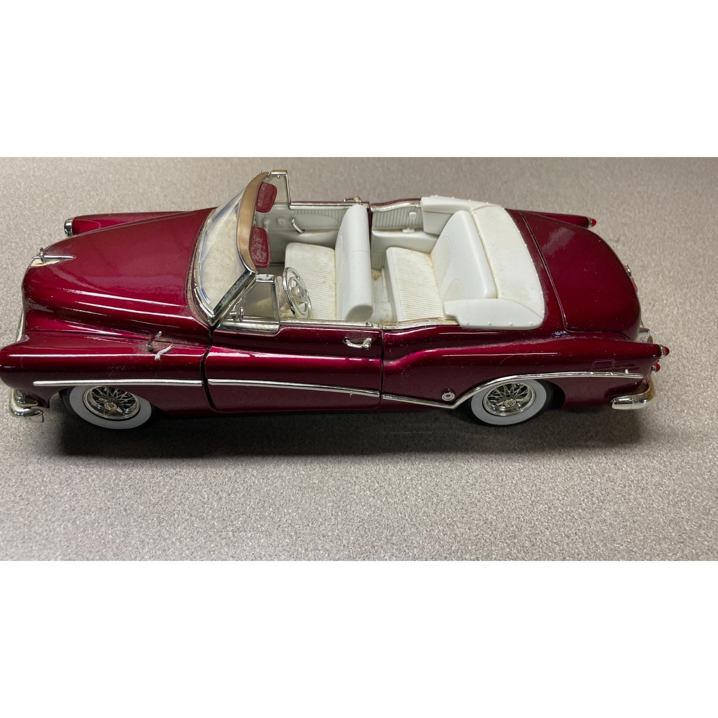 MotorMax 1953 Buick Skylark 1:18 Scale Diecast Model drivers side overhead view