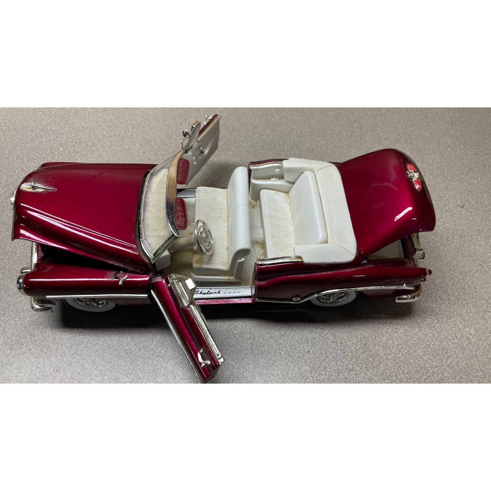 MotorMax 1953 Buick Skylark 1:18 Scale Diecast Model overhead view with all doors, trunk and hood open