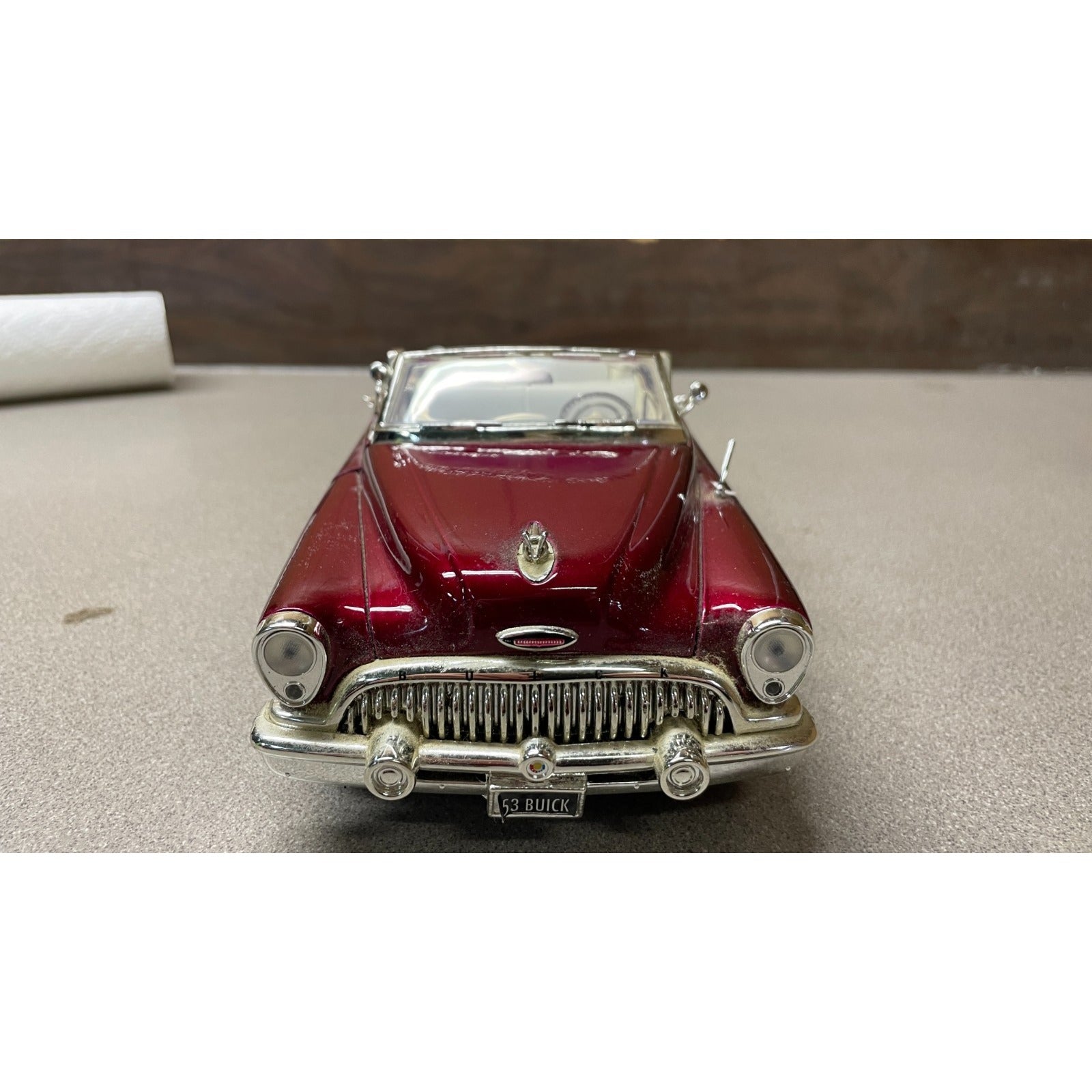 MotorMax 1953 Buick Skylark 1:18 Scale Diecast Model front end view