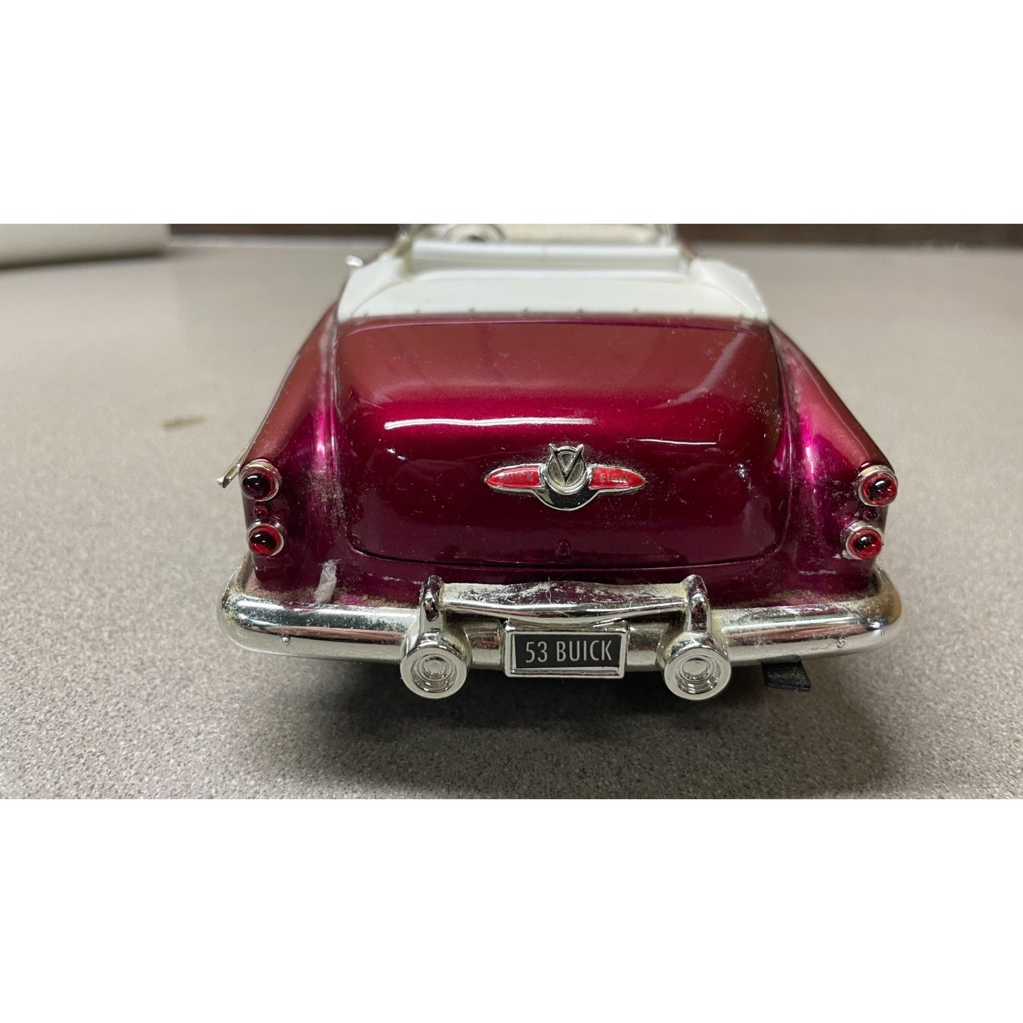 MotorMax 1953 Buick Skylark 1:18 Scale Diecast Model back end view