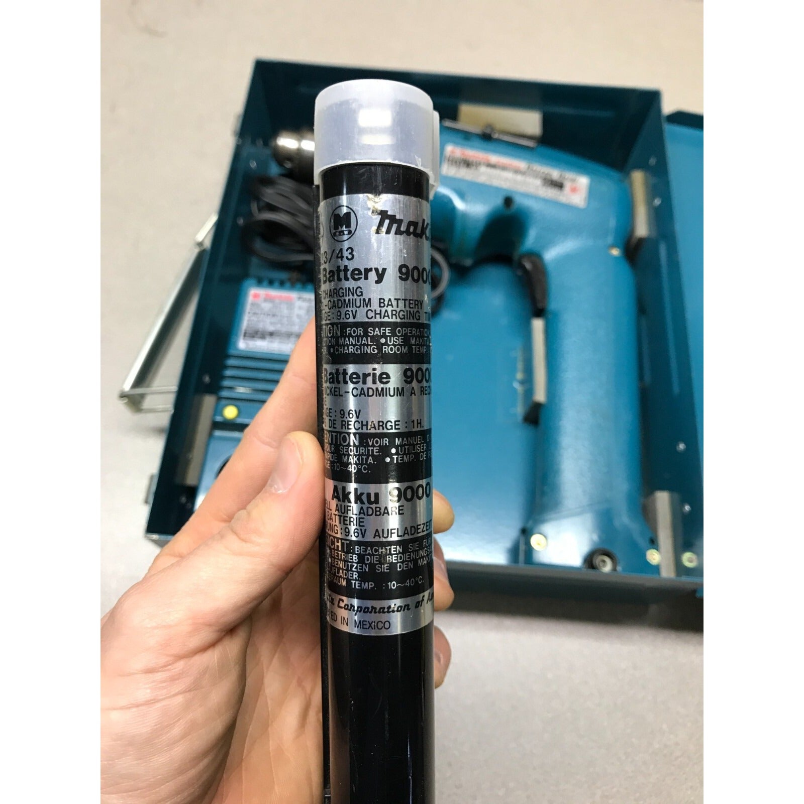 Makita Cordless Driver Drill, Model 6093D DC 9.6V, Tested Works, Good Condition 2 Batteries, battery closeup
