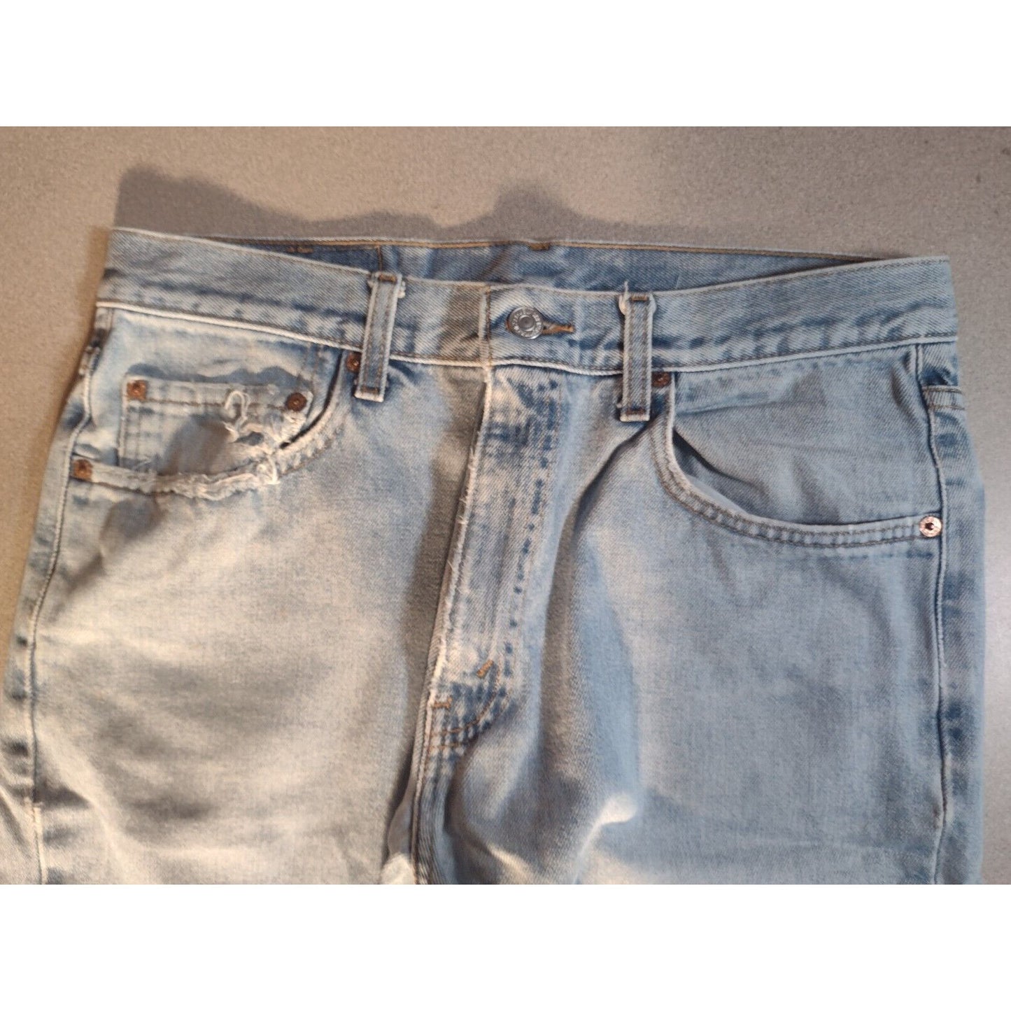 Levi's Strauss & Co Relaxed Fit Light Blue Jeans W34 L32 top of pant view waist, pockets zipper