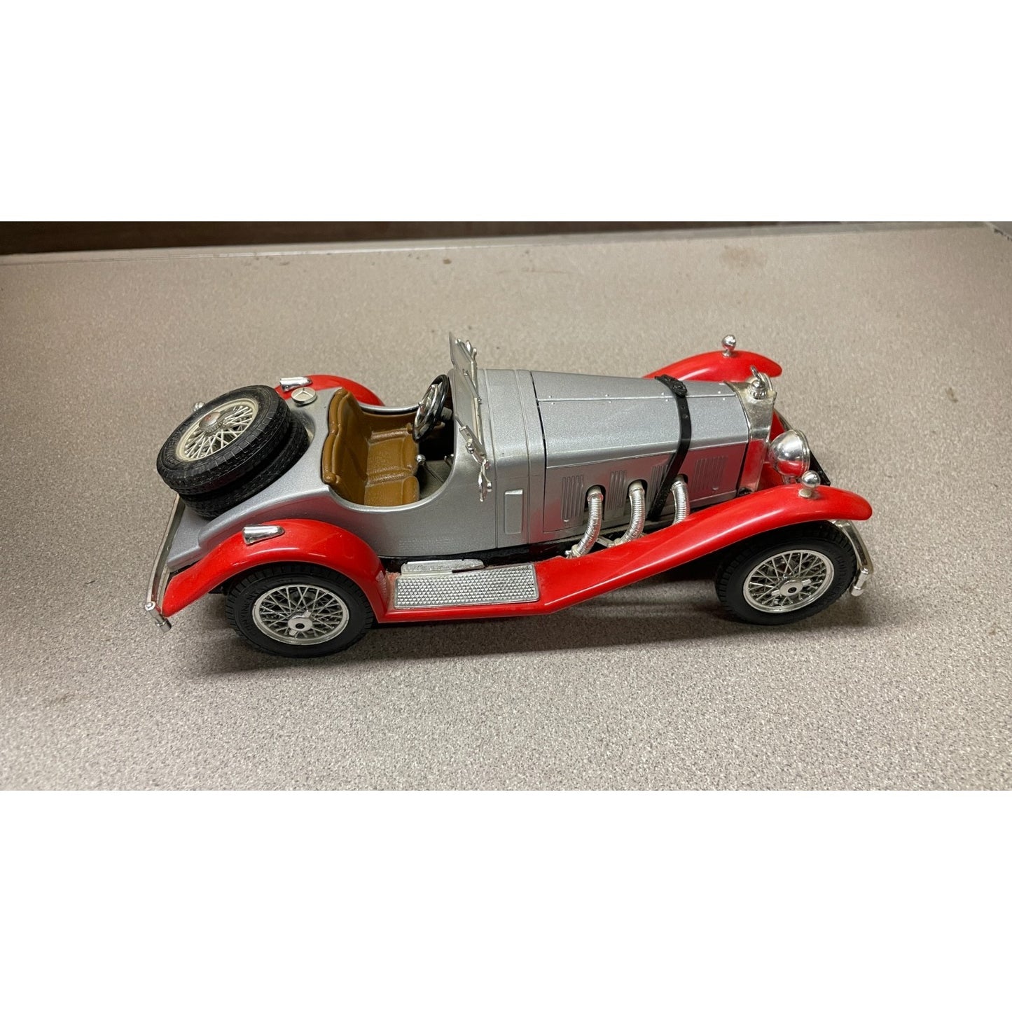 Burago 1936 Mercedes Benz 500k Roadster Red Die Cast, Scale 1:20, 3020, Made In Italy passenger side view