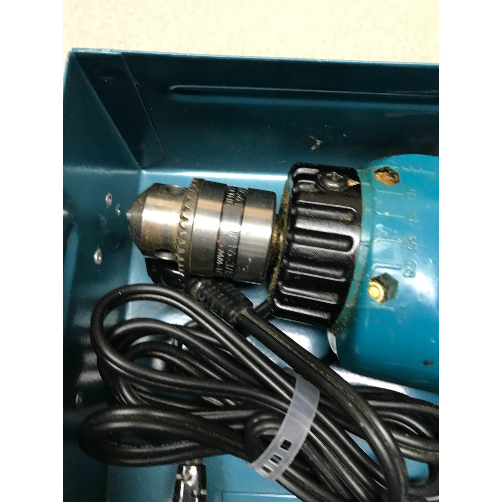 Makita Cordless Driver Drill, Model 6093D DC 9.6V, Tested Works, Good Condition 2 Batteries chuck close up